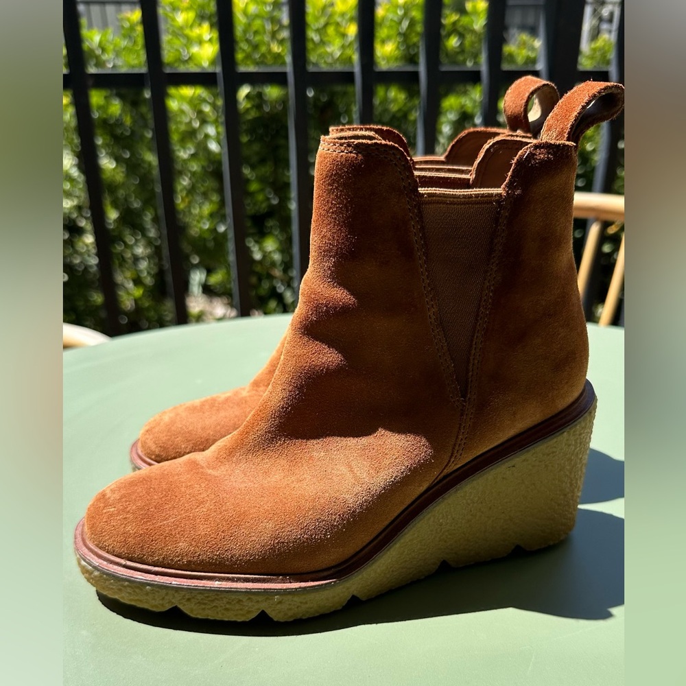 Clark’s Suede Wedge ankle boot sz 6